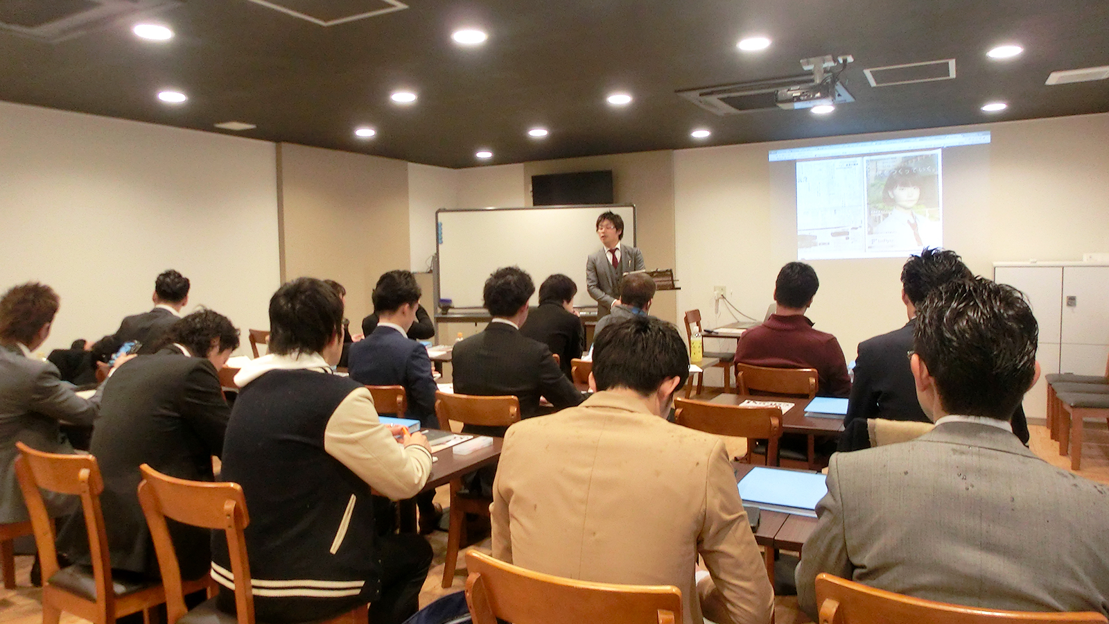 西宮北口駅徒歩4分の格安貸し会議室 貸し教室 レンタルスペース 1650円 1時間